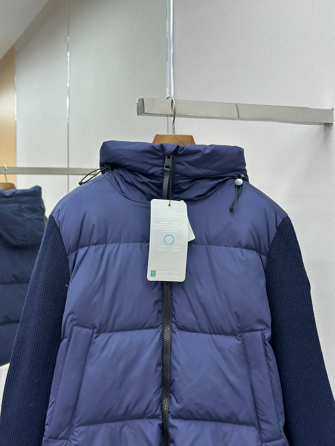 P910 CANADA GOOSE Canada Goose Armband Hooded Down Jacket Fabric selection: The use of high-quality protective nylon fabric not only enhances the wear resistance of the surface, but also takes into account wind resistance, ensuring excellent performance in various harsh weather conditions.  90 national standard high-quality white duck down: selected high-loft down, weighing 170g, light and warm, with excellent temperature locking performance and good resilience.  Three-dimensional quilting process: Precision thread reinforcement to prevent velvet drilling and ensure that the fluffy and resilient elasticity lasts as new.  7-needle medium-thick knitted structure: Use thicker yarns to knit woolen fabrics with obvious thickness and weight. The texture is clearly visible and has a rough, retro texture. It has a good skeleton feel, is relatively stiff, and can maintain the silhouette of clothing for a long time. It also provides more layers of still air to lock in heat.  There is a brand exclusive LOGO on the woolen sleeve arms. It is dark and not obvious in the photo.  Accessories: One-to-one customized logo, one-to-one customized zipper pendant, one-to-one customized snap button SIZE: S M L XL